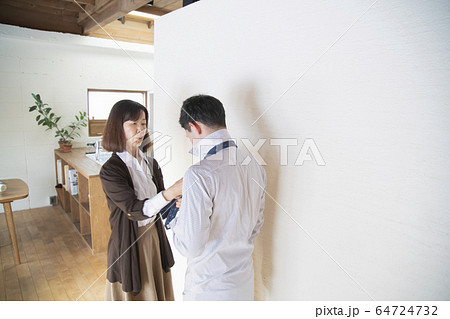 祖母にネクタイを結んでもらう孫 64724732