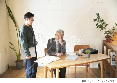 上司に相談する若者 上司に相談する若者 64724744