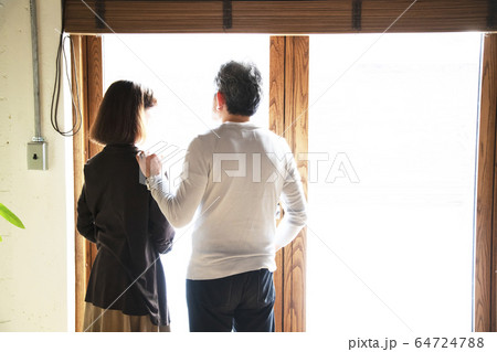 窓辺で語らうシニア夫婦 64724788
