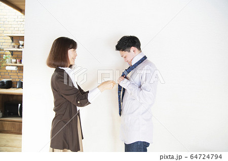 祖母にネクタイを結んでもらう孫 64724794