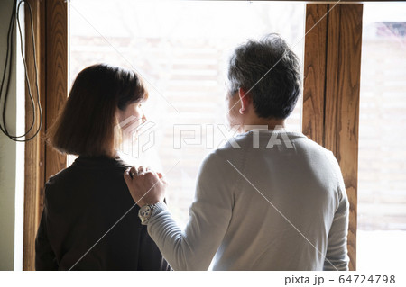 窓辺で語らうシニア夫婦 窓辺で語らうシニア夫婦 64724798