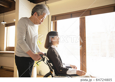 妻の車椅子を押す夫 妻の車椅子を押す夫 64724805
