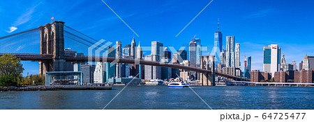 《ニューヨーク》マンハッタンの摩天楼とブルックリンブリッジ 64725477
