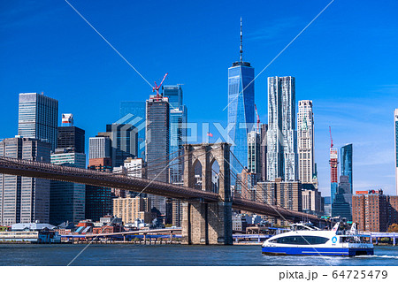 《ニューヨーク》マンハッタンの摩天楼とブルックリンブリッジ 64725479