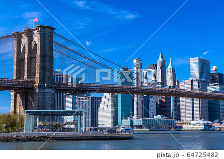 《ニューヨーク》マンハッタンの摩天楼とブルックリンブリッジ 64725482