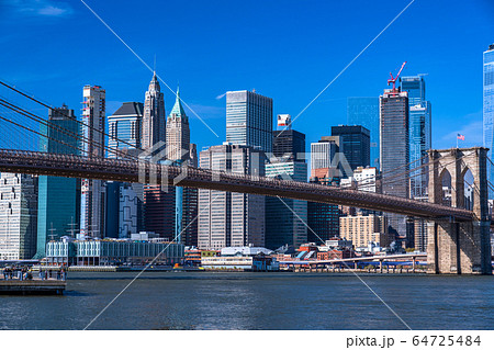 《ニューヨーク》マンハッタンの摩天楼とブルックリンブリッジ 《ニューヨーク》マンハッタンの摩天楼とブルックリンブリッジ 64725484