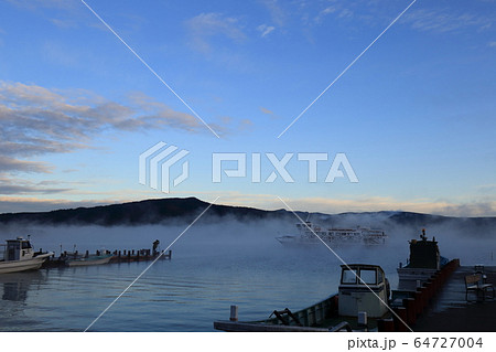 北海道　早朝の阿寒湖 64727004