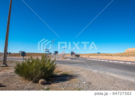 モロッコ 砂漠の風景 モロッコ 砂漠の風景 64727302