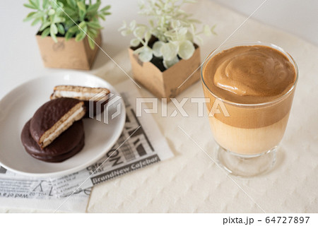 おうちカフェ　ダルゴナコーヒー 64727897
