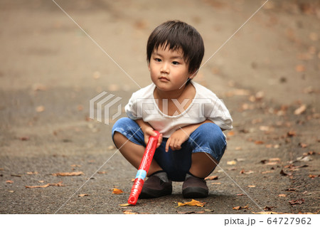 ぐずる男の子 64727962