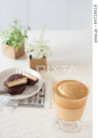 おうちカフェ ダルゴナコーヒー おうちカフェ ダルゴナコーヒー 64728019