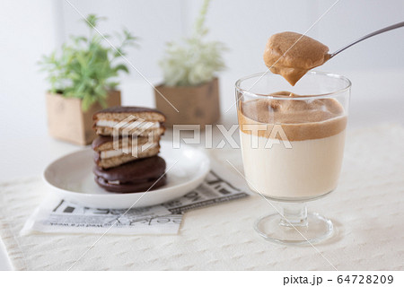 おうちカフェ ダルゴナコーヒー おうちカフェ ダルゴナコーヒー 64728209