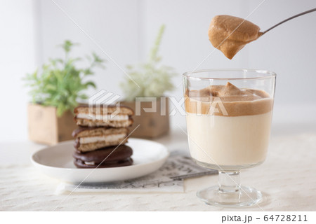 おうちカフェ ダルゴナコーヒー おうちカフェ ダルゴナコーヒー 64728211