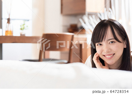 自宅でくつろぐ若い女性 自宅でくつろぐ若い女性 64728354