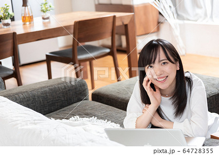 自宅でくつろぐ若い女性 自宅でくつろぐ若い女性 64728355