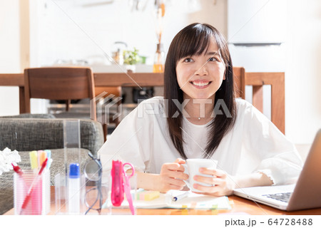朝自宅でコーヒーを飲む若い女性 朝自宅でコーヒーを飲む若い女性 64728488
