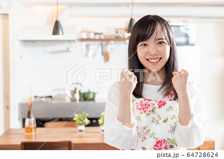 朝 一日の始まり 頑張る若い女性 朝 一日の始まり 頑張る若い女性 64728624