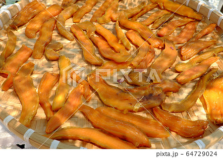 sliced yellow sweet potato that dried by sun exposure in hot day, Vietnam  64729024