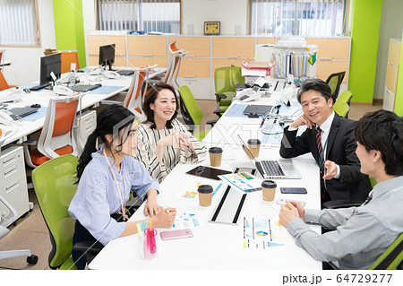 オフィスで会議をする4人 64729277
