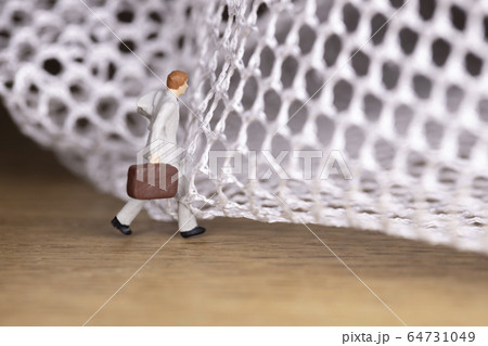 網の目を抜けようとするビジネスマン 64731049