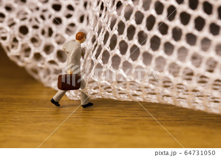 網の目を抜けようとするビジネスマン 64731050