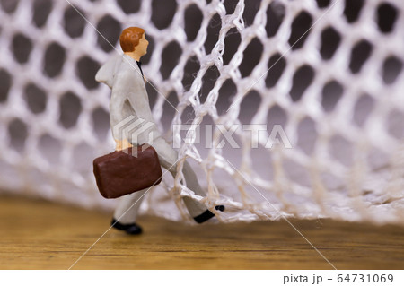 網の目を抜けようとするビジネスマン 64731069