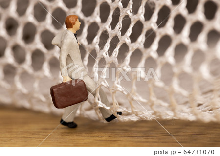 網の目を抜けようとするビジネスマン 64731070