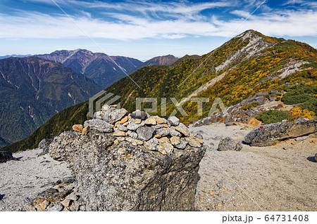 鳳凰三山・薬師岳稜線から見る観音岳と仙丈ヶ岳 64731408