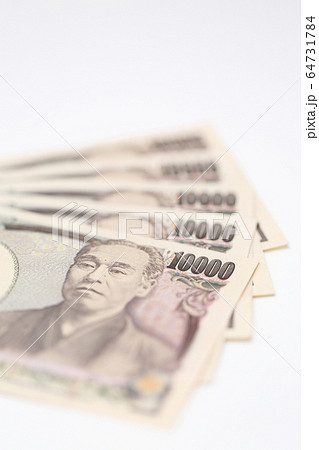 一万円札 (10000円札 新券 金 紙幣 日本銀行券 流通通貨 クローズアップ コピースペース) 64731784