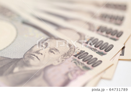 一万円札 (10000円札 新券 金 紙幣 日本銀行券 流通通貨 クローズアップ コピースペース) 64731789