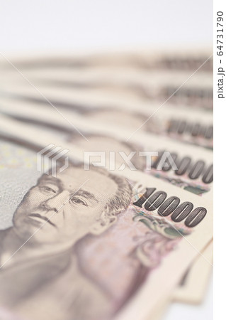 一万円札 (10000円札 新券 金 紙幣 日本銀行券 流通通貨 クローズアップ コピースペース) 64731790