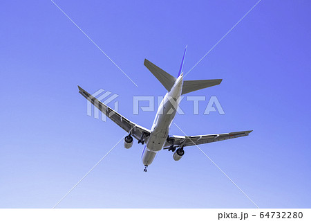着陸する飛行機 ボーイング777-200 着陸する飛行機 ボーイング777-200 64732280