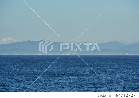 宮崎県沖 志布志航路 フェリー上からの日南市の海岸線 宮崎県沖 志布志航路 フェリー上からの日南市の海岸線 64732727