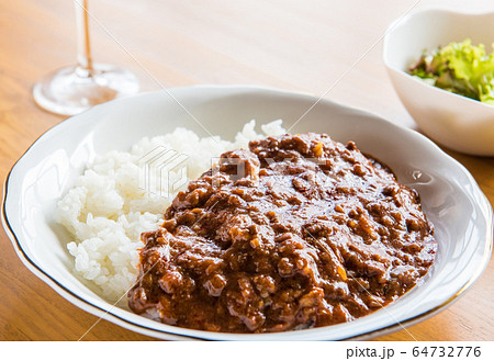 牛挽き肉のキーマカレー（レトルト） 64732776