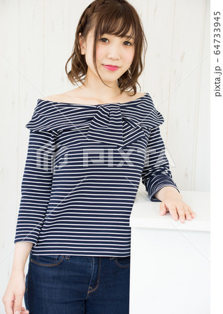 カウンターに手をつく女性 64733945