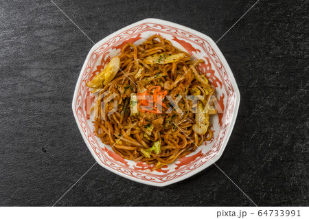 焼きそば Chow mein noodles dish 焼きそば Chow mein noodles dish 64733991
