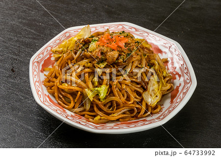 焼きそば　Chow mein noodles dish 64733992