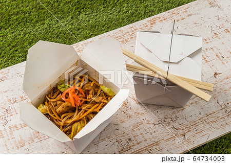 焼きそば　Chow mein noodles dish 64734003