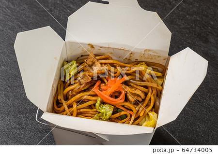 焼きそば　Chow mein noodles dish 64734005