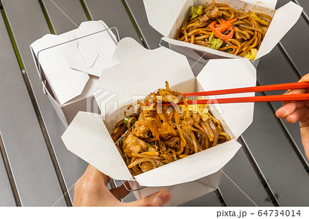 焼きそば　Chow mein noodles dish 64734014