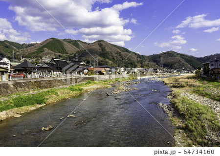 新見御殿町　高梁川沿いの街並み　岡山県新見市 64734160