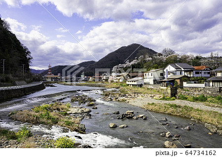新見御殿町　高梁川沿いの街並み　岡山県新見市 64734162