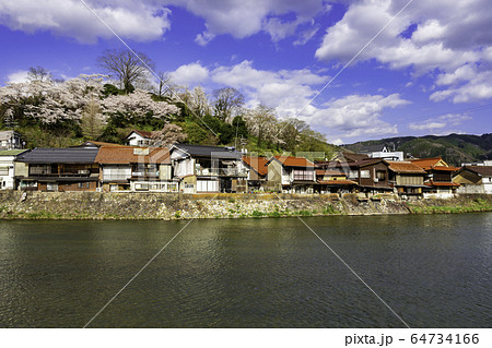 新見御殿町　高梁川沿いの街並み　岡山県新見市 64734166