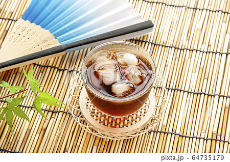 冷たい麦茶 冷たい麦茶 64735179