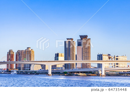 豊洲市場から望む東京ベイエリア 豊洲市場から望む東京ベイエリア 64735448