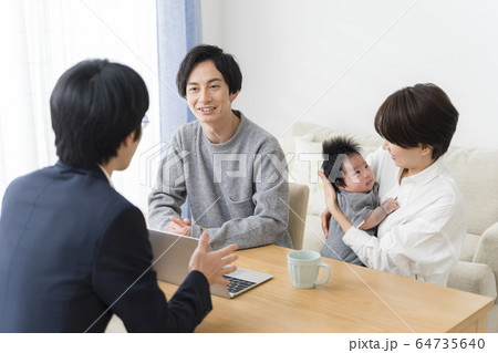 乳幼児を持つ夫婦に営業するビジネスマン 乳幼児を持つ夫婦に営業するビジネスマン 64735640