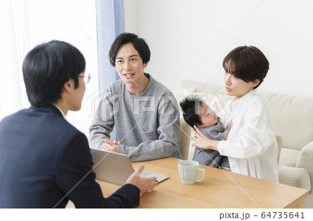 乳幼児を持つ夫婦に営業するビジネスマン 64735641