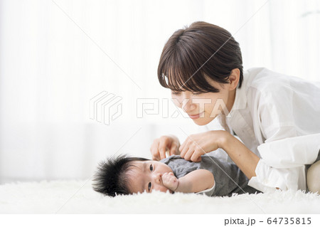生後三ヶ月の男の子と触れ合う母親の写真素材