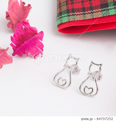A pair of beautiful 925 sterling silver earrings in cat shape decorated with cubic zirconia 64737252