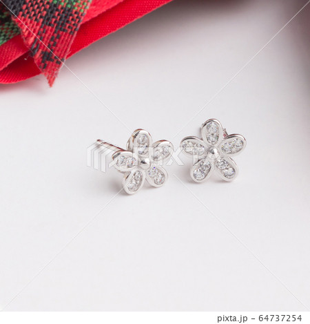 A pair of beautiful 925 sterling silver earrings  in flower shape decorated with cubic zirconia 64737254